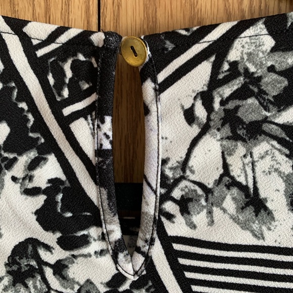 Cleo petites, a-line, crew neck, keyhole button back, sleeveless, top, textured - Picture 6 of 6